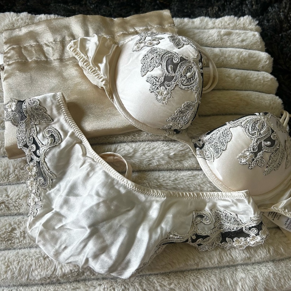La Perla | Maison Cream Silk Push Up Bra with Black Floral Frastaglio & Thong